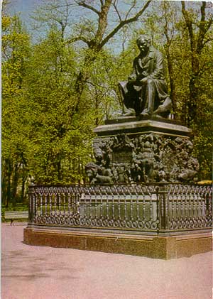 Памятник Крылову в Ленинграде