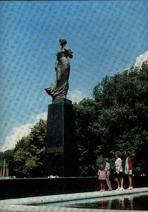 Памятник Украинке в Киеве