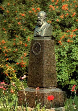 Памятник Мирному в Полтаве